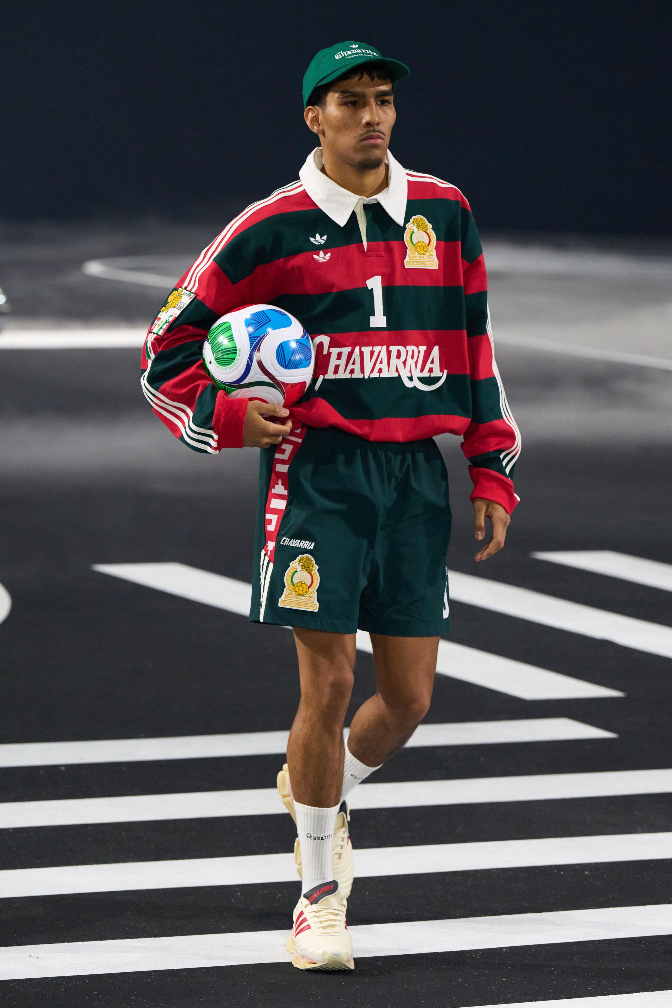 Willy Chavarria 2026秋冬以街头、宗教与拉丁文化为核心，构建出一场强烈的社会现实叙事。宽阔廓形、制服化西装与运动元素并置，模特行走于仿城市街道的场景中，服装成为身份、阶级与尊严的视觉象征。系列情绪直接而有力，将边缘群体的存在感推至聚光灯中心，时装在此成为政治语言-顽石频道趋势研究